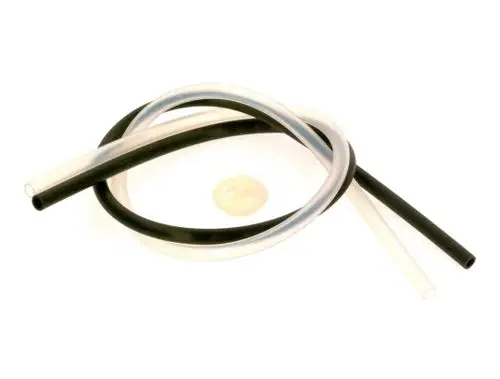 Schlauchsatz von Bosch, bestehend aus zwei Schläuchen in transparent und schwarz sowie einem weiteren Element, die auf einem weißen Hintergrund angeordnet sind.